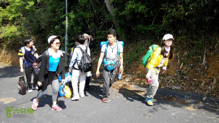 广州1778户外～香港凤凰径第12段徒步2014-04-27 09:51:50大家都是负重徒步，开始爬坡
