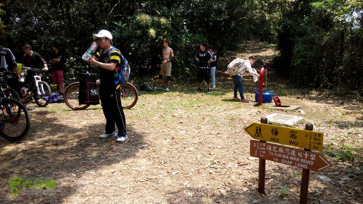 广州1778户外～香港凤凰径第12段徒步2014-04-27 11:45:54离梅窝剩2.5公里，这里有车友打开消防栓取水，我们也洗了脸