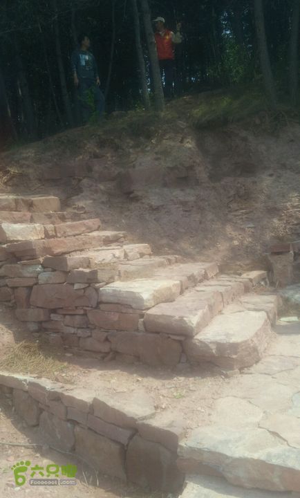 板山有石板路，设置提示牌。