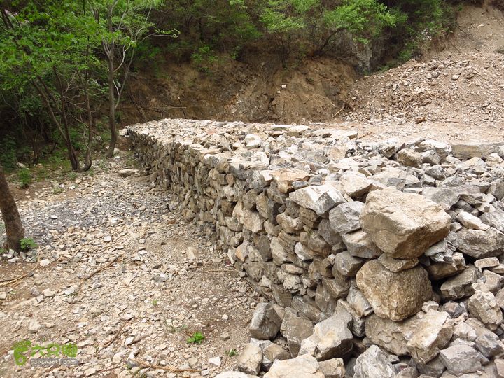 镇边城-南石洋大峡谷-马套村景区的石墙