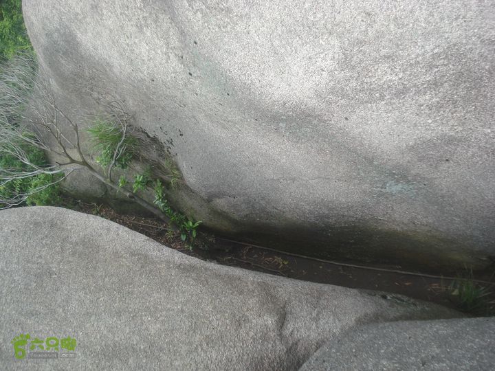 君竹环岛一旺岐楼水库一君山横路一叠石升官石一君竹一线天,旁边也有小路可以过去