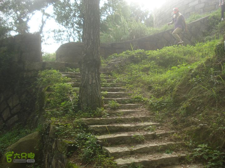 君竹环岛一旺岐楼水库一君山横路一叠石升官石一君竹石头路边都是墓地,尽头接上君竹上山的路和公路交接的地方