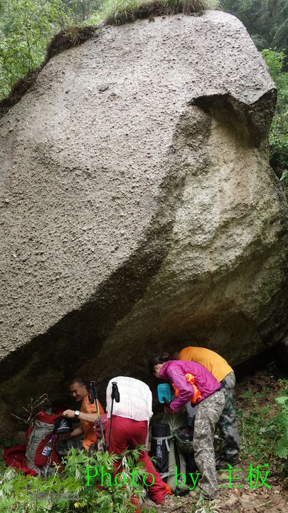 七峪沟-大河面-韭菜崖下起了小雨，岩石下午餐