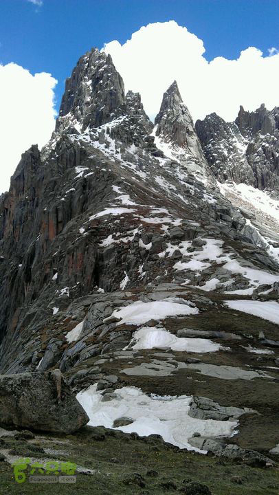 重装反穿年宝玉则(第三天)矗立在垭口右侧的冰雪石峰