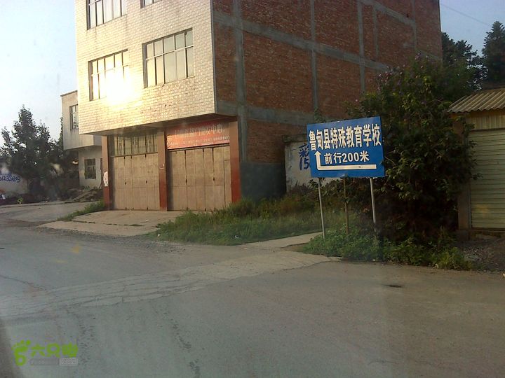 云南鲁甸6.5级地震救灾轨迹之公羊队杭州--鲁甸行车线路中国民间联合协作大本营所在地指路牌