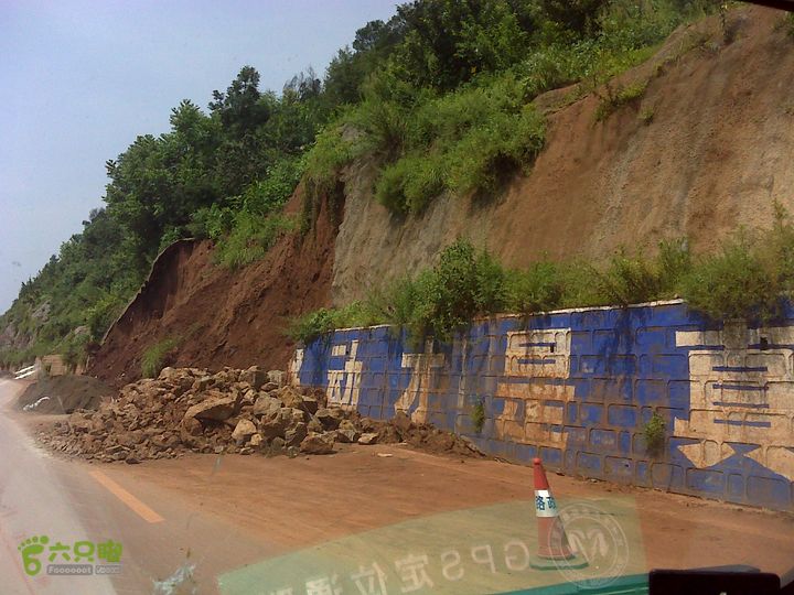 云南鲁甸6.5级地震救灾轨迹之公羊队杭州--鲁甸行车线路不时可见塌方