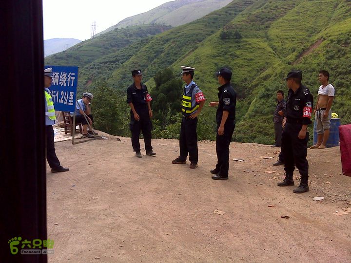 云南鲁甸6.5级地震救灾轨迹之公羊队杭州--鲁甸行车线路就是从这里下通龙头山，警察部队把守严密