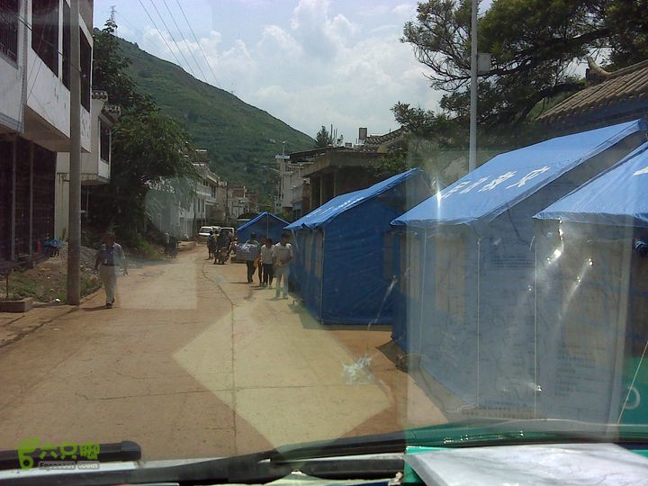 云南鲁甸6.5级地震救灾轨迹之公羊队杭州--鲁甸行车线路路边都是帐篷，不敢住房子，怕余震