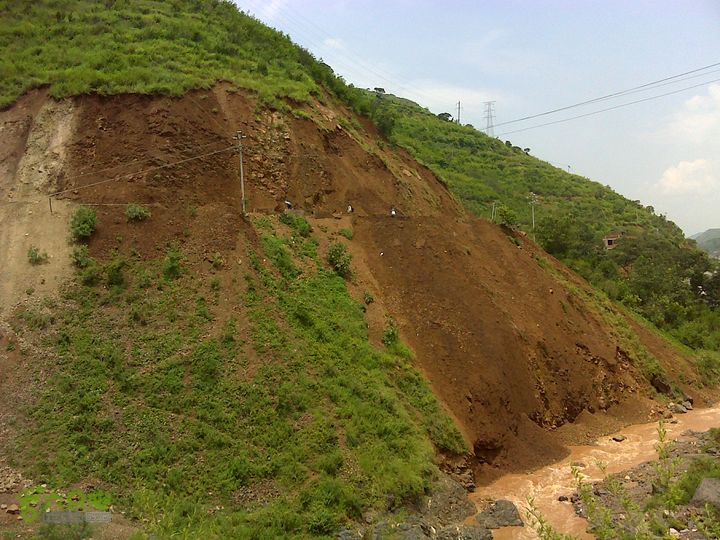 云南鲁甸6.5级地震救灾轨迹之公羊队杭州--鲁甸行车线路塌方的山体