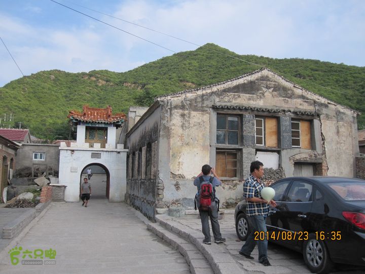 20140823东湖林-通州峪-莲花坑-双龙峡-火村口火村街中，照片中村民拿的白色圆球是啥？