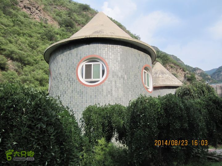 20140823东湖林-通州峪-莲花坑-双龙峡-火村口玉龙湖大坝北侧造型独特的公共厕所