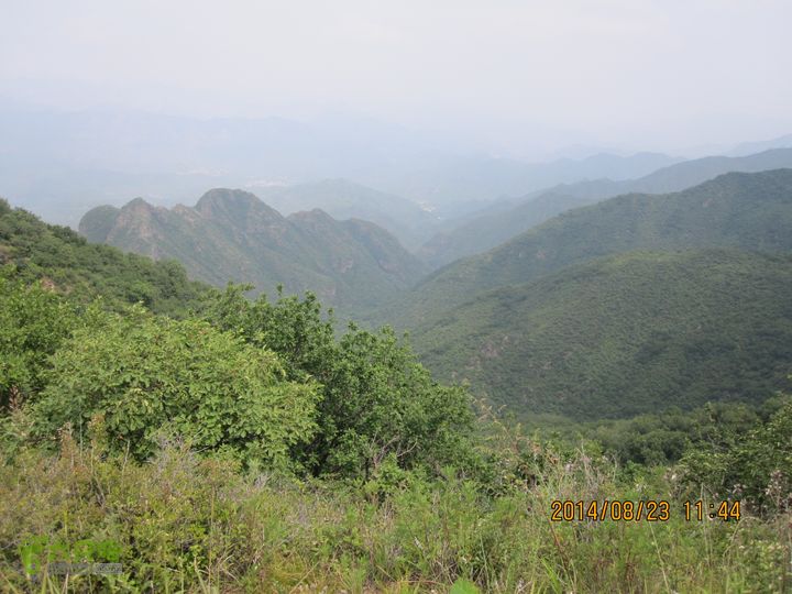 20140823东湖林-通州峪-莲花坑-双龙峡-火村口站在通州峪西南山脊垭口回看通州峪大沟