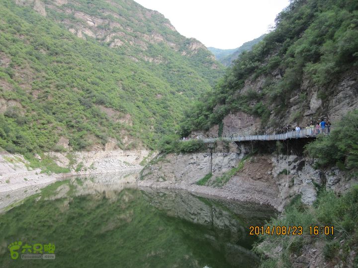 20140823东湖林-通州峪-莲花坑-双龙峡-火村口站在玉龙湖大坝向南回看西侧过来悬空小路