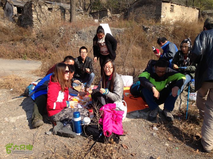 20141108--京西古道-徒步-王平-峰口庵-圈门徒步-京西古道- (69) -- 已经是中午时分， 看来赶到最高峰时间来不及了。 就在这里午餐吧！