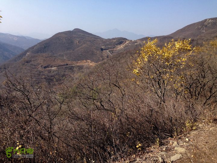 20141108--京西古道-徒步-王平-峰口庵-圈门徒步-京西古道- (77) - 回头望抢风坡村的盘山路。 那里是另外一条徒步道。