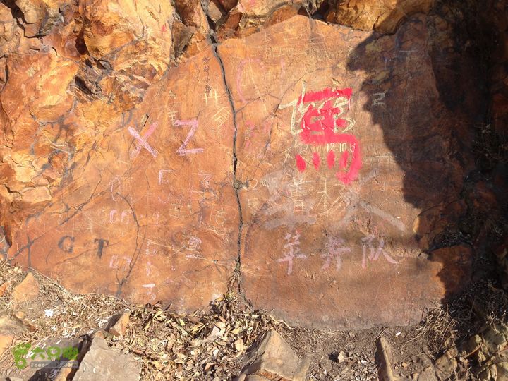 20141108--京西古道-徒步-王平-峰口庵-圈门徒步-京西古道- (88)  -  难得有一块平整的里面岩石。 以方便留下文人墨迹！