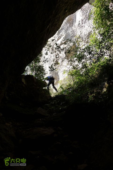 郑岙穿越崖下库钻过一个岩洞