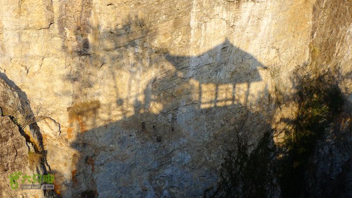 郑岙穿越崖下库岩壁上的影子