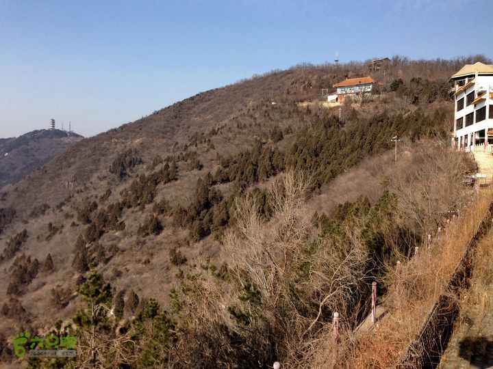 20150120-骑行十三陵天池远望“仿明古塔” ，那里是蟒山景区。