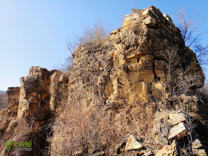 黄松峪关长城西段环登线路建在崖壁上的长城遗迹，无法绕行，只能徒手攀越