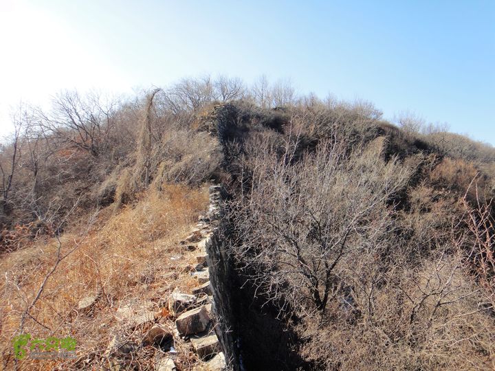 黄松峪关长城西段环登线路过了崖壁，长城继续西行奔附近最高的山峰而去
