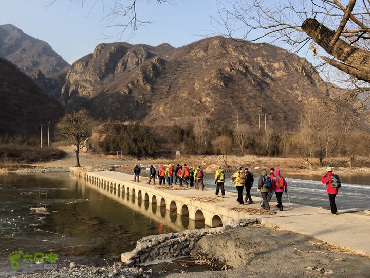 20150224-北京门头沟爬山--安家庄-清水尖穿越下了公路， 过了这座桥， 就开始上山了！ 