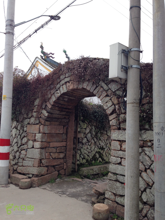 梅峰古道围绕古堡门洞
