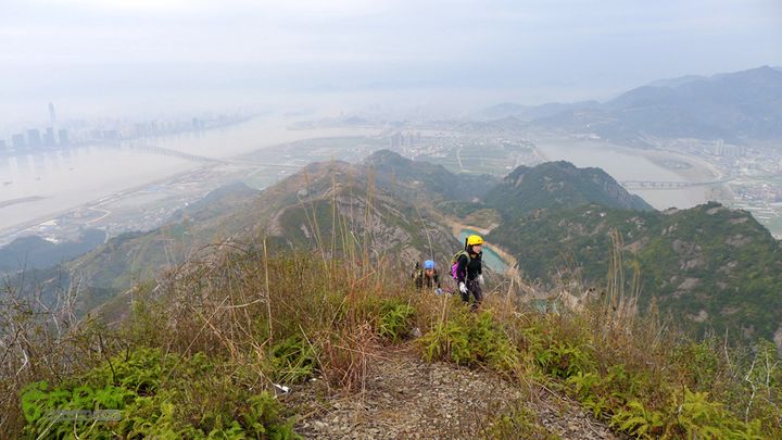 瓯北山脊登上乌山尖，极好的视野，可惜空气能见度不给力