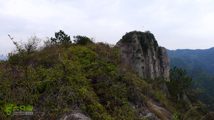 瓯北山脊远处的红旗是天雷岩，可以沿着山脊一直走过去，但我们这里为了安全从古道饶上去