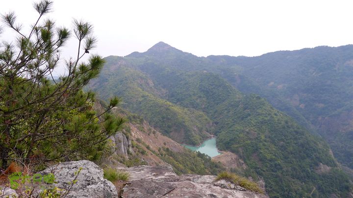 瓯北山脊在天雷岩东侧的悬崖上可以看到梅园水库