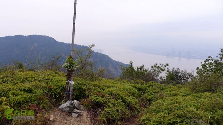 瓯北山脊这是插在天雷岩西侧悬崖的旗杆