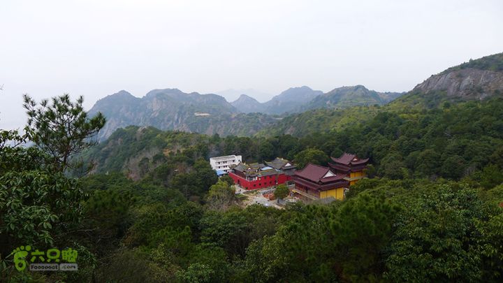 瓯北山脊在午餐的地方俯瞰妙有寺