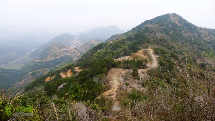 瓯北山脊穿过一条修建中的盘山公路