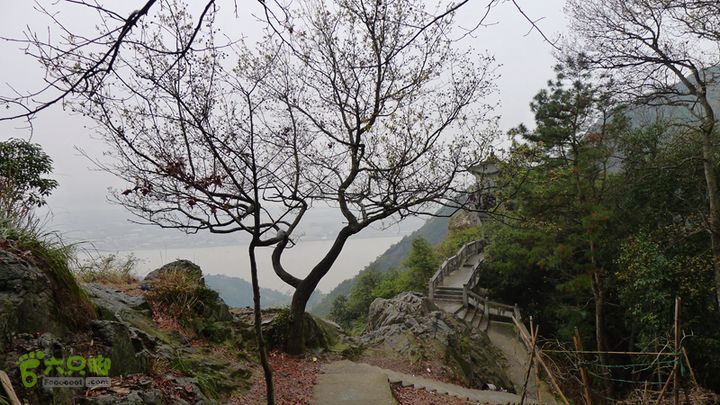 瓯北山脊景区栈道与石亭