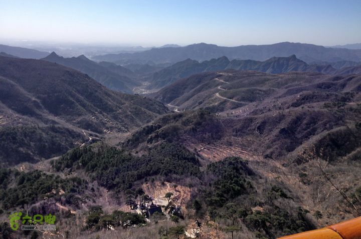 20150320-21骑行阳台山-妙峰山-禅房 （下篇）150321-涧沟村-妙峰山主峰-禅房-上苇甸村 (看远处的盘山道， 一会儿下山后， 我就走那条路去禅房村-回京。)