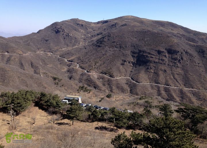 20150320-21骑行阳台山-妙峰山-禅房 （下篇）150321-涧沟村-妙峰山主峰-禅房-上苇甸村 (从这个角度看，阳台山主峰和下山的盘山道。)