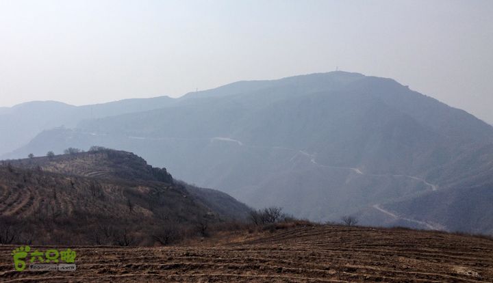 20150327-自虐骑行+推车扛车-阳台山-妙峰山两主峰今天的空气质量真是不好！ 金顶妙峰山-妙峰山主峰， 隐约在云雾中。