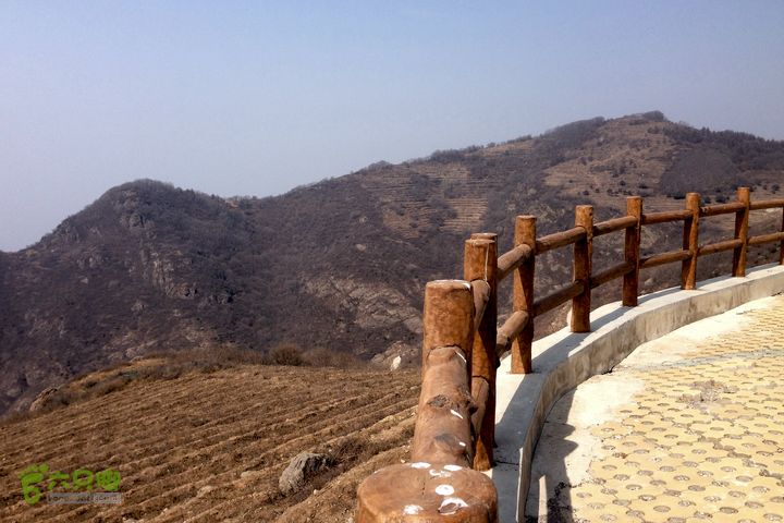 20150327-自虐骑行+推车扛车-阳台山-妙峰山两主峰北侧望去： 那个高点就是“三界碑” 的位置！ 一会就到了！