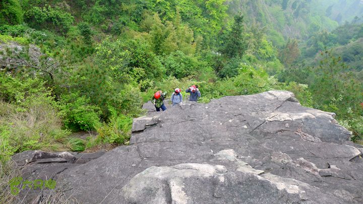 雁荡山仙溪山脊到仙岩洞途中也有几个岩石需要爬一下