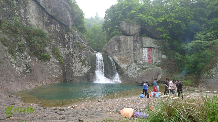 雁荡山狮子山五马尖筋竹涧燕尾瀑边烧烤的游客