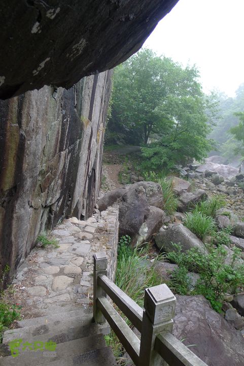 雁荡山狮子山五马尖筋竹涧现在疏于管理，石栈道破损严重