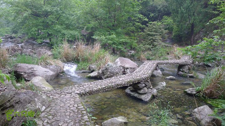 雁荡山狮子山五马尖筋竹涧弯曲的石板桥，说明这里也曾是精心打扮过的景区