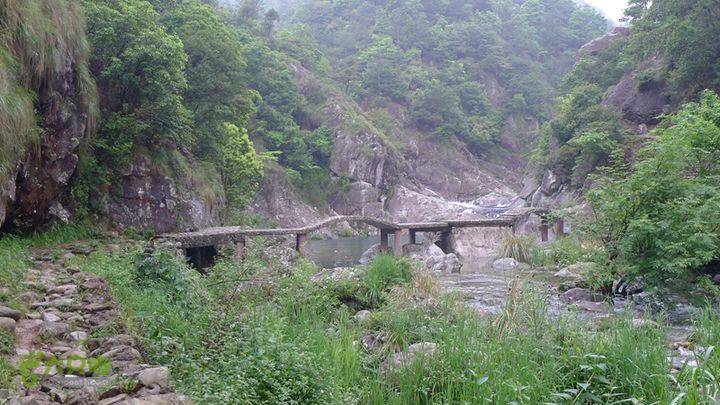 雁荡山狮子山五马尖筋竹涧横跨溪涧的小桥