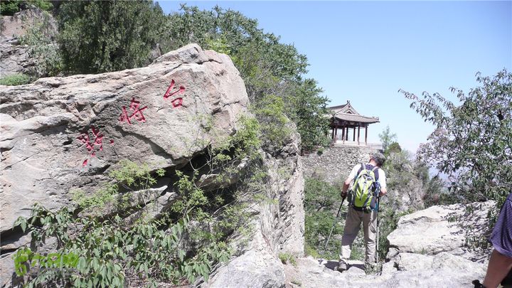 从大觉寺北侧沿小路上鹫峰从鹫峰半山腰小路登山点将台