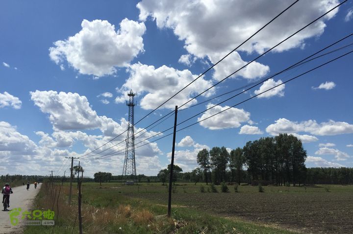 20150530-骑行长春太平池水库-天气特好S106 - 回长春路上 -- 三清观小路上。