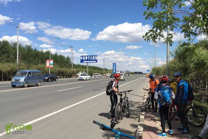 20150530-骑行长春太平池水库-天气特好S106 - 回长春路上 -- 西四环路外--小休息！