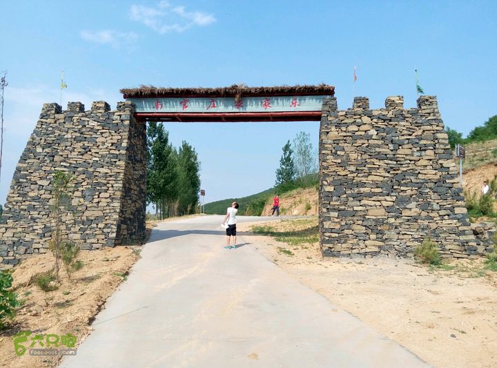 南官庄村南官庄农家乐大门