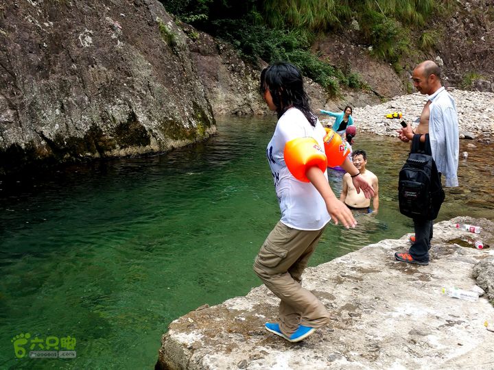 20150801仙居丽人谷溯溪玩水（三王殿开始）大家一起玩跳水 。
