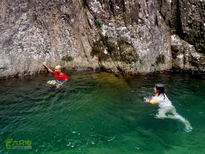 20150801仙居丽人谷溯溪玩水（三王殿开始）3米多深的水，绝对是跳水的好地方。