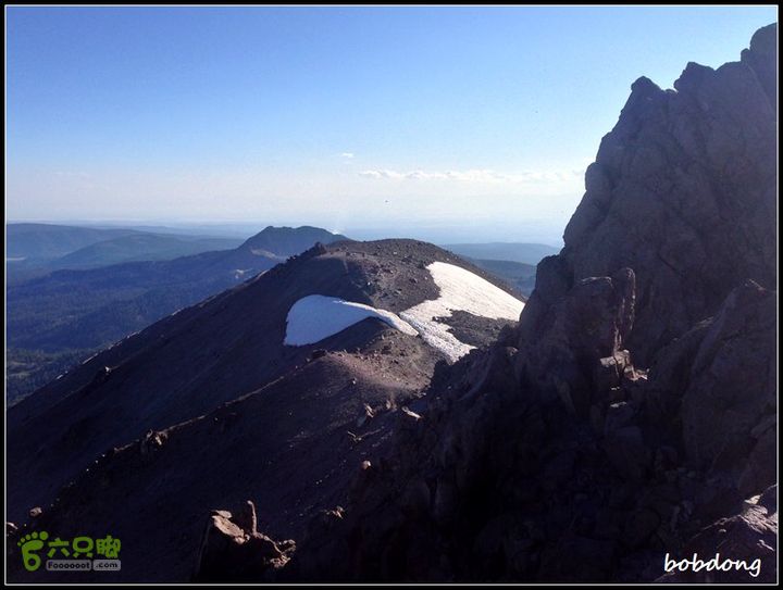 登顶拉森峰. Lassen Peak Trail回望山顶平台上的积雪